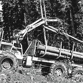 Vetureita sekä tienrakennus- ja maansiirtokoneita tehnyt tamperelainen Lokomo alkoi 60-luvun lopulla suuntautua metsäkonemarkkinoille, ensimmäiset tuotteet olivat Juonto-Lokkeri ja kuvan Teli-Lokkeri. Tyhjiltään 11,4 tonnia painavan koneen moottorina oli 130 hv:n 6-sylinterinen Perkins, vaihteisto muuntimella varustettu power-shift, valmistaja Allison. Kummallekin telille oli oma kardaaninsa kuormatilan sivuilla, näin saatiin maavara huomattavan suureksi.