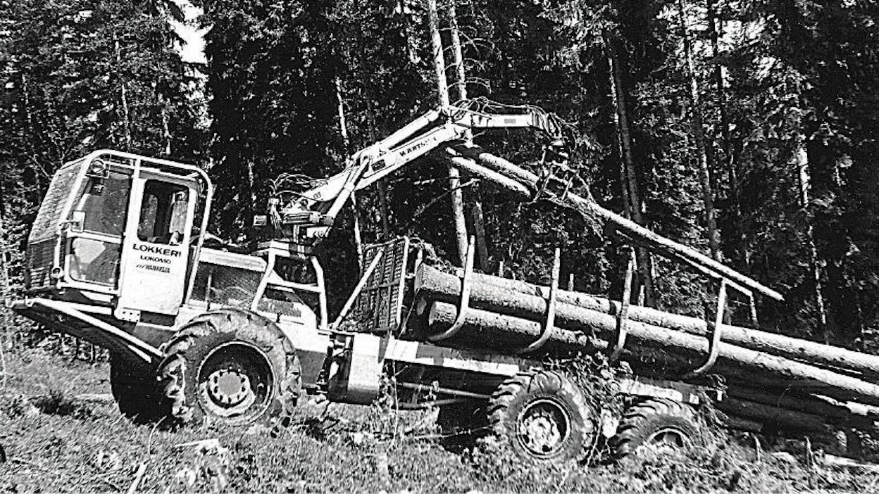 Vetureita sekä tienrakennus- ja maansiirtokoneita tehnyt tamperelainen Lokomo alkoi 60-luvun lopulla suuntautua metsäkonemarkkinoille, ensimmäiset tuotteet olivat Juonto-Lokkeri ja kuvan Teli-Lokkeri. Tyhjiltään 11,4 tonnia painavan koneen moottorina oli 130 hv:n 6-sylinterinen Perkins, vaihteisto muuntimella varustettu power-shift, valmistaja Allison. Kummallekin telille oli oma kardaaninsa kuormatilan sivuilla, näin saatiin maavara huomattavan suureksi.