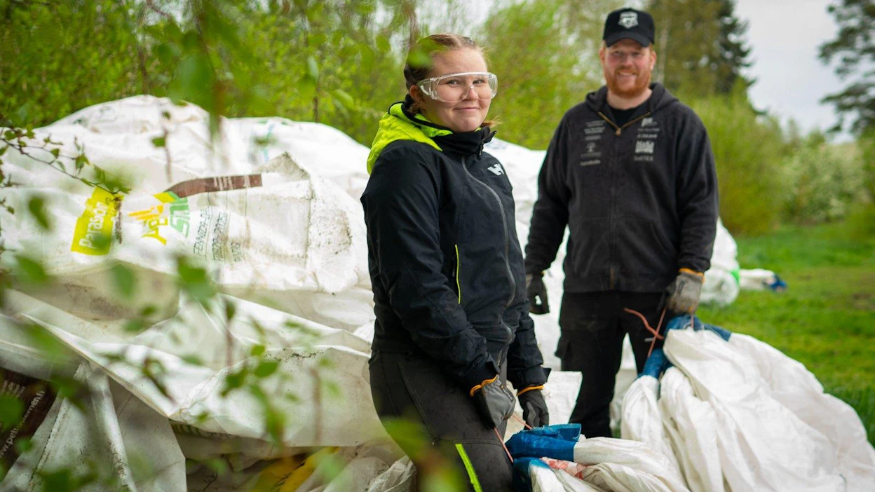 Kokemäen 4H-yhdistys työllisti 19-vuotiaan Salla Rakkolaisen hoitamaan paikallista keräyspistettä. Luomuviljelijä ja karjatilallinen Heikki Riihimäki on tuonut säkkejä keräykseen jo viiden vuoden ajan.