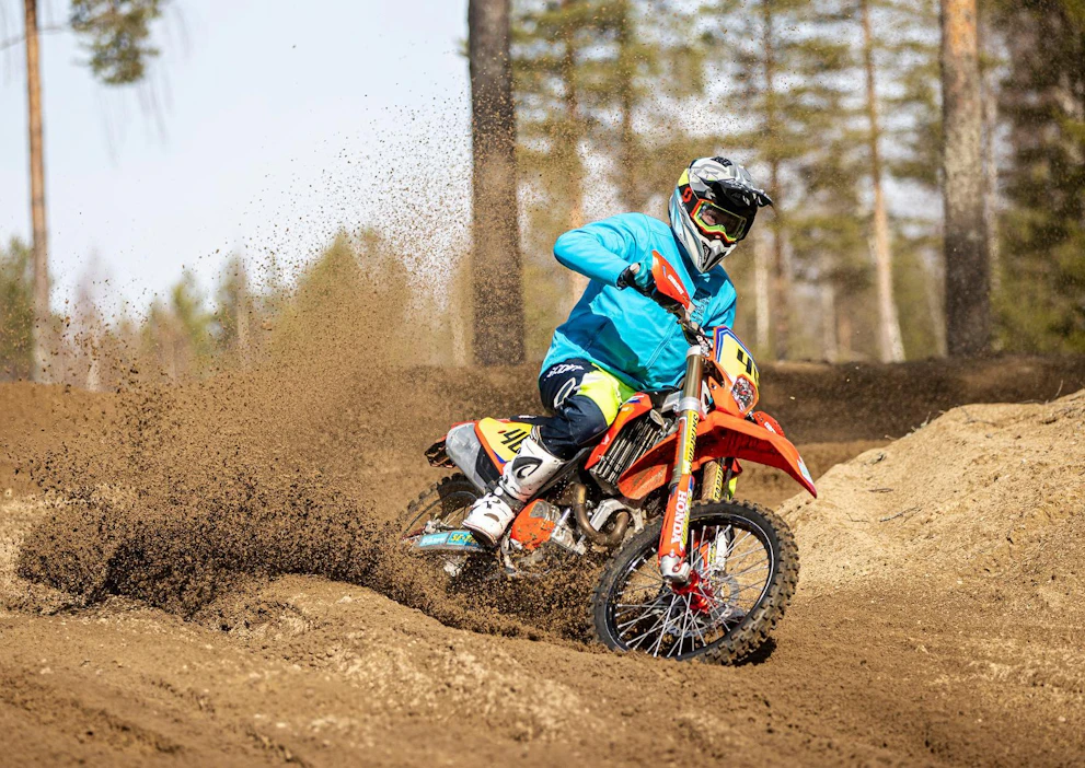 Jämsässä maa oli vielä sen verran jäässä, että Eemil Pohjola harjoitteli Jämsän moottorikerhon motocross-radalla vaihdettuaan pyörään kesärenkaat Etelä-Suomessa tehtyjen harjoitusten vuoksi. Videolla pääsee mukaan Pohjolan vauhtiin.