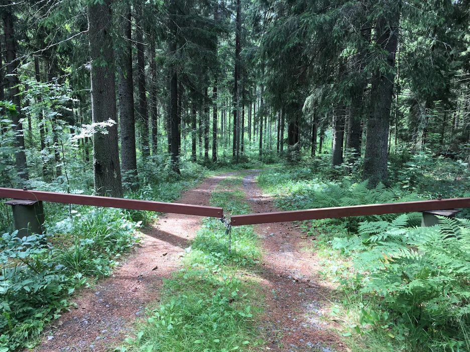 Lukollinen puomi voi pitää mustikanpoimijat ja pitkäkyntiset loitolla, mutta ei estä pelastustyötä.
