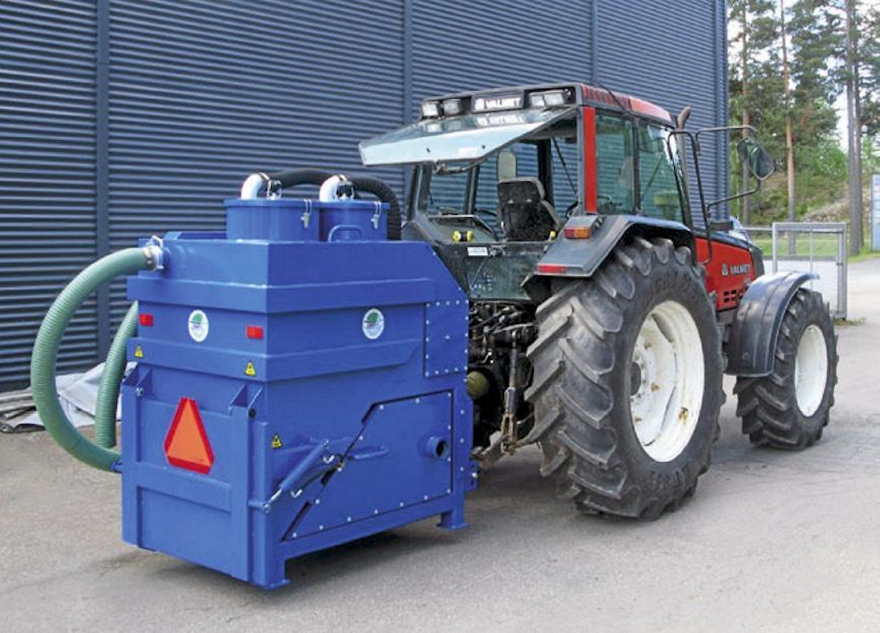 Erikoistuotteista uusin on traktorin nostolaitteisiin kytkettävä Blue Line 1000 TR -suurtehoimuri.