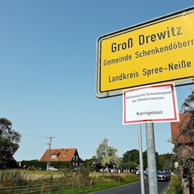 Saksa on eristänyt sikaruton löytöpaikan Gross Drewitzin kylän liepeillä lähellä Puolan rajaa. Kyltissä lukee &quot;Villisiasta löytyneen afrikkalaisen sikaruton ydinalue&quot;.