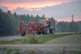 Traktorin kuljettajalle muutoksia tuo muun muassa se, että mikäli traktorin leveys on paripyörien tai siihen kytketyn työkoneen vuoksi yli 2,6 metriä, on nopeusrajoitus jatkossa 40 km/h. Majakan käyttö muuttuu, sillä jatkossa majakkaa on käytettävä yli 2,6 m leveällä traktorilla liikuttaessa.