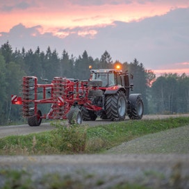 Traktorin kuljettajalle muutoksia tuo muun muassa se, että mikäli traktorin leveys on paripyörien tai siihen kytketyn työkoneen vuoksi yli 2,6 metriä, on nopeusrajoitus jatkossa 40 km/h. Majakan käyttö muuttuu, sillä jatkossa majakkaa on käytettävä yli 2,6 m leveällä traktorilla liikuttaessa.