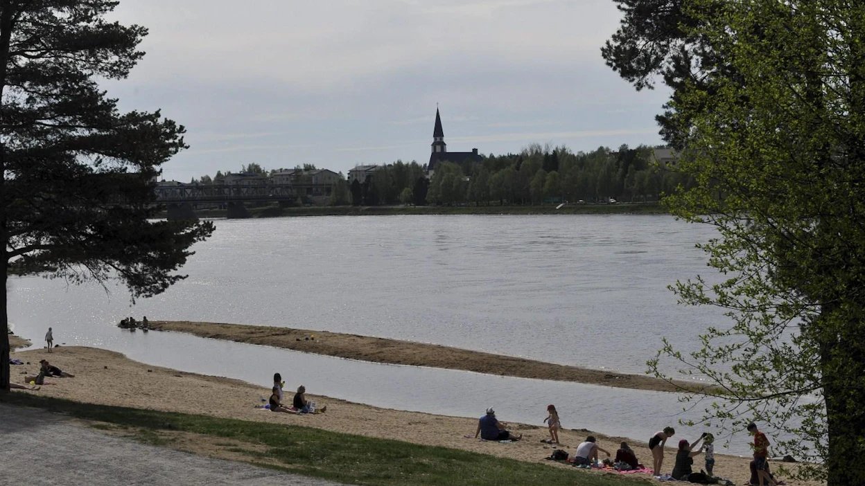 Lämpötilat vaihtelevat suuressa osassa maata 20–24 asteen välillä. LEHTIKUVA / Timo Jaakonaho