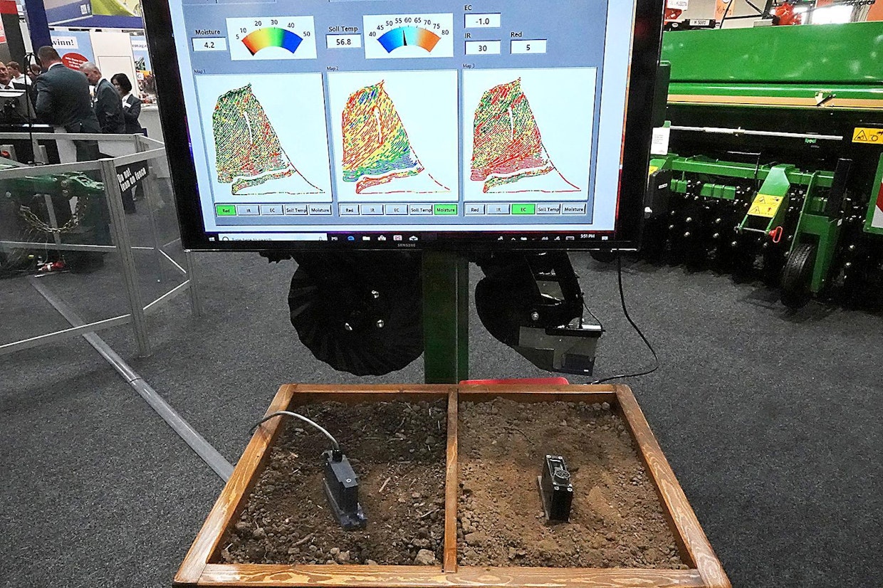 Kylvökoneeseen asennettu maaperäskannerin anturijalaksella voidaan multavuuden ja kosteuden mukaan voidaan ohjata suoraan siemenmäärää tai lannoitetta (kts. edellinen kuva). (JK)