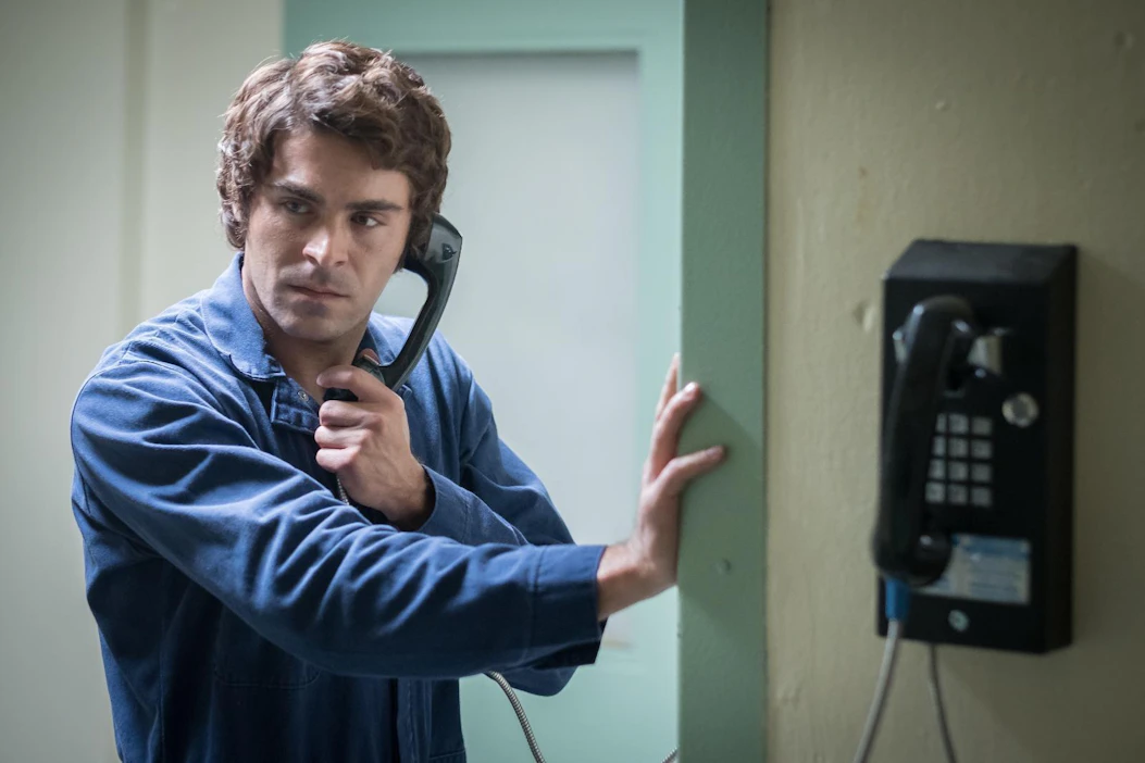 Zac Efron esittää sarjamurhaaja Ted Bundya, joka kiistää jatkuvasti syyllisyytensä murhiin.