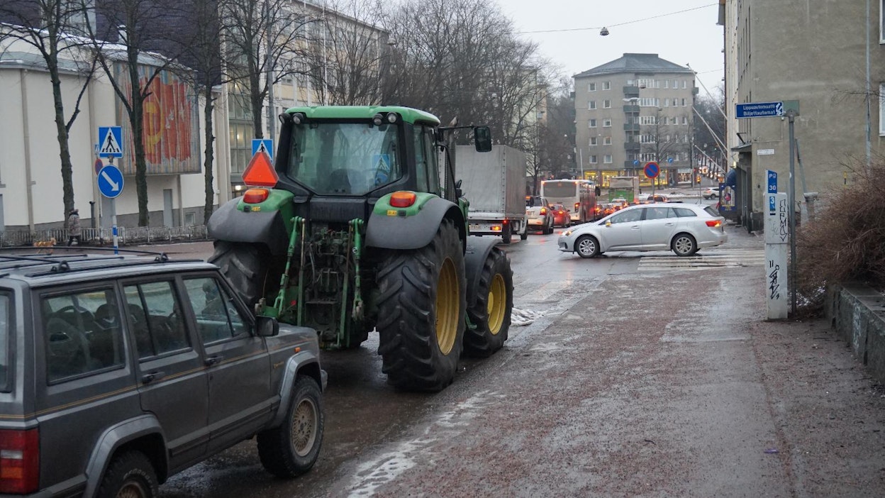MTK:n maitoasiamiehen Ilkka Pohjamon traktori on ajettu asemiin Helsingin Taka-Töölöön.