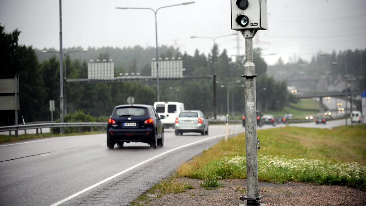 Suomessa on 900 kameratolppaa ja 90 kameraa, joita vaihdellaan tolpasta toiseen. LEHTIKUVA / Mikko Stig