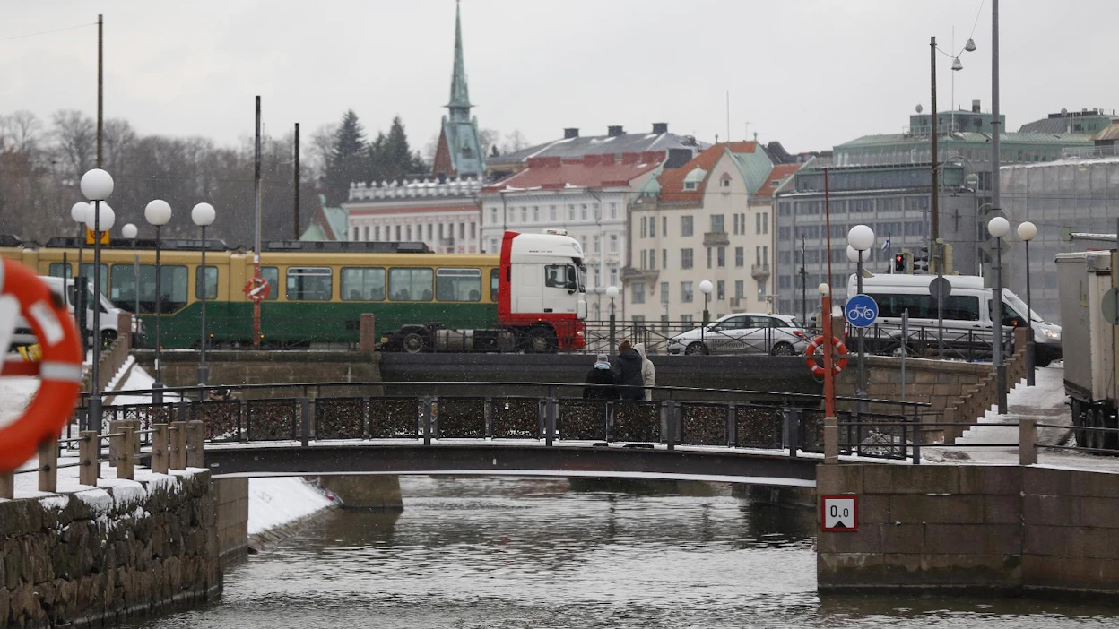Kaupunkien keskustoissa asuvat nuoret ovat keskimäärin tyytymättömämpiä korona-ajan elämäänsä kuin haja-asutusalueen nuoret. Arkistokuva.