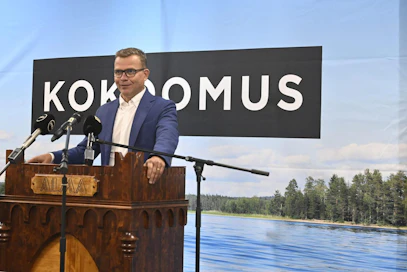 Kokoomuksen puheenjohtaja Petteri Orpo puolue- ja ryhmäjohdon kesäkokouksessa Seinäjoella viime kuussa. LEHTIKUVA / JUSSI NUKARI