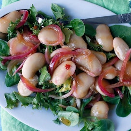 Marinoidut pavut rikastavat vaatimattomammankin salaatin.