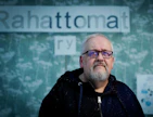 Ari Ahlgren on Rahattomat ry:n toimitiloissa lähes joka päivä. Joskus tuttu asiakas piipahtaa kahville, mutta eniten aikaa vie sähköposteihin ja puheluihin vastaaminen.