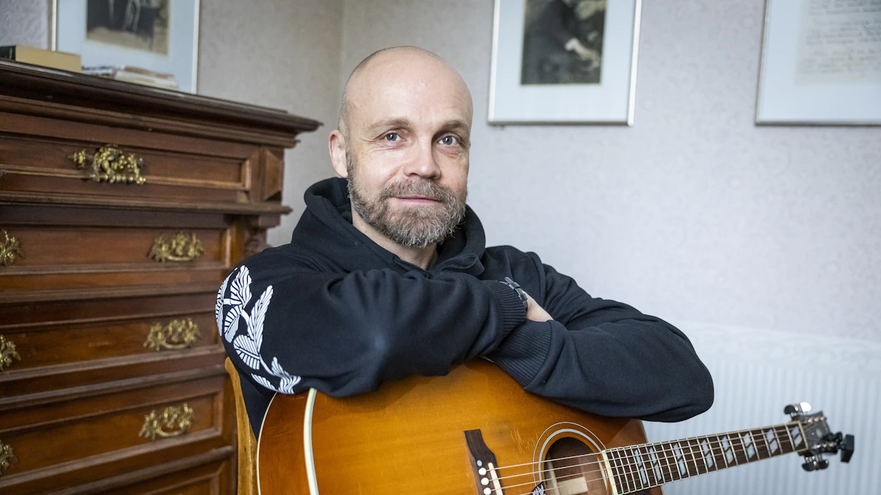 Juha Tapion mukaan pohjalainen suoruus, totisuus ja jylhyys näkyvät hänessä väistämättä lauluntekijänä.