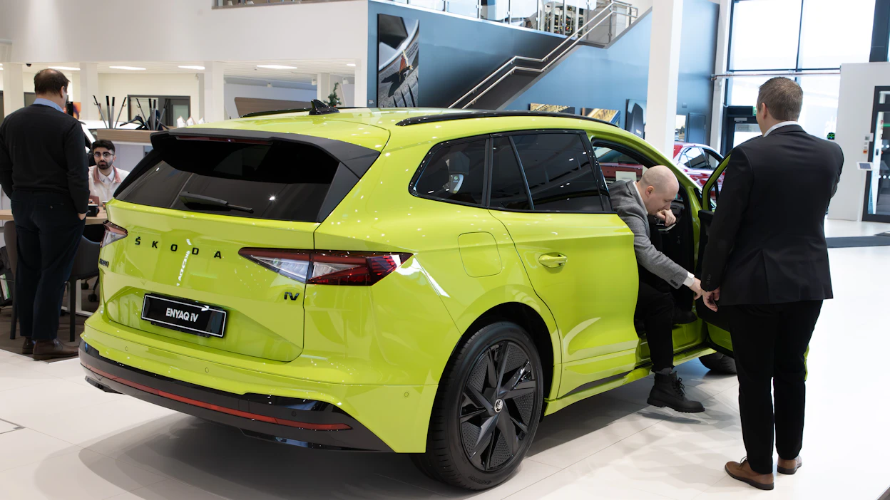 Uusia sähköautoja on myyty viime aikoina alennetuin hinnoin ja varuste-eduin. Vaihtoautolle saatetaan tarjota lisäksi tuhansia euroa normaalia korkeampaa hyvityshintaa.