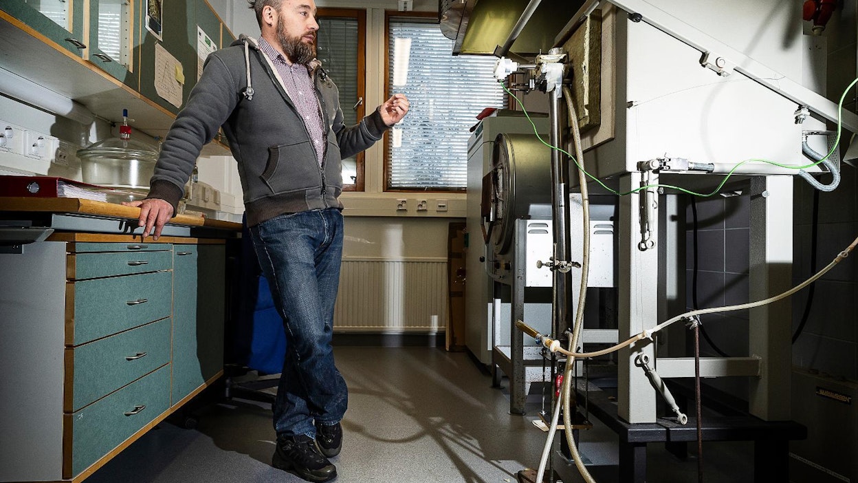 Luken biopajassa tutkitaan pyrolyysia ja biokaasutusta rinnan. ”Biomassojen osaaminen kuuluu kyllä meidän voimavaroihin. Luken teema on ’yhdessä enemmän’, ja tämä tutkijaverkosto toteuttaa sitä mainiosti”, erikoistutkija Kimmo Rasa tuumii pyrolyysiuunin edessä.