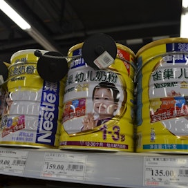 Äidinmaidonkorvikkeita kiinalaisessa ruokakaupassa. Tuotteet ovat niin kallisarvoisia, että ne on kiinnitetty vaijereilla hyllyihin.