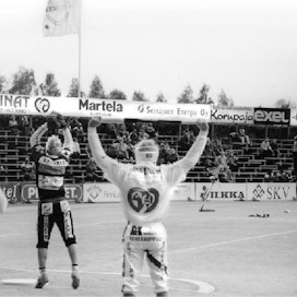 Seinäjoki–Kankaanpää 11.8.1998. Vieraiden lukkari Ilkka Uusitalo palkitaan, ja pelikin päättyy veikkauskupongeilla mieluisasti ristiin.