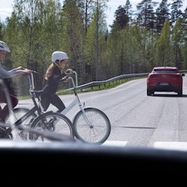 Pyöräilyjärjestöjen mielestä huoltajan vastuulla on arvioida lapsen valmius pyörällä liikkumiseen ja suunnitella turvallisin reitti kodin ja koulun välille.