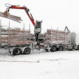 OSAO:n Taivalkosken yksikössä voi opiskella puutavara-autonkuljettajaksi. Lehtori Jussi Moilanen seurasi vuosi sitten hakkuukoneen- ja puutavara-auton kuljettajaksi opiskelevan Elias Niemelän työskentelyä.