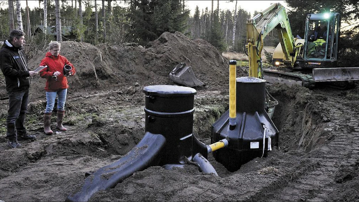 Irmeli Haapaharjun omakotitaloon Lapualla asennettiin jätevesijärjestelmää keskiviikkona. Kaivuuhommissa on Jari Kangas ja vastaavana mestarina Ari Peltola. Juha Harju