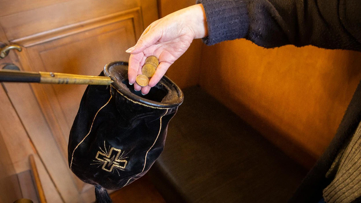 "Kolehdit tilitetään aina lyhentämättöminä, niitä ei käytetä pankkien palvelumaksuihin", korostaa jumalanpalvelus- ja yhteiskuntayksikön johtaja Pekka Rehumäki Kirkkohallituksesta.