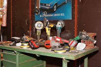 Koneviesti otti vertailuun seitsemän erilaista akkukulmahiomakonetta eli tuttavallisemmin akkurälläkkää. Mukana testissä olivat AEG BEWS18-125BL-0, DeWalt DCG405F, Einhell AXXIO, Hikoki G3613DA, Makita DGA504, Milwaukee M18 FHSAG125XB ja Ryobi R18AG7.