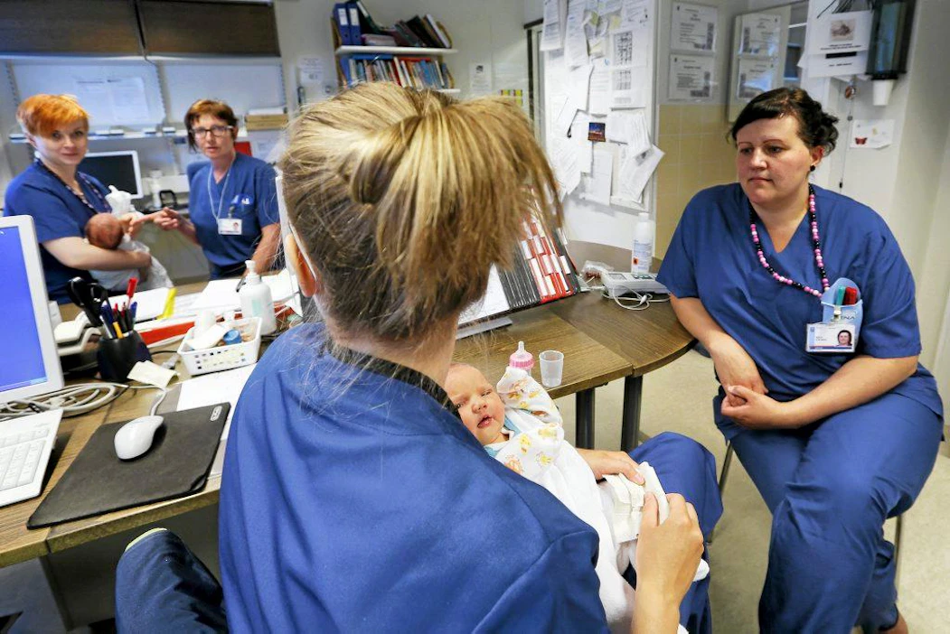Päivystysasetuksen muuttaminen lakkauttaa ensi vuonna Oulaskankaan synnytysosaton. Kätilöt Hanne Temmes(vas.), Oulti Pienipaavola, Saila Rahkola ja Marjo Kontinaho ovat huolissaan aikeista. 21.7.2014 Oulainen. Kuva Pekka Fali.