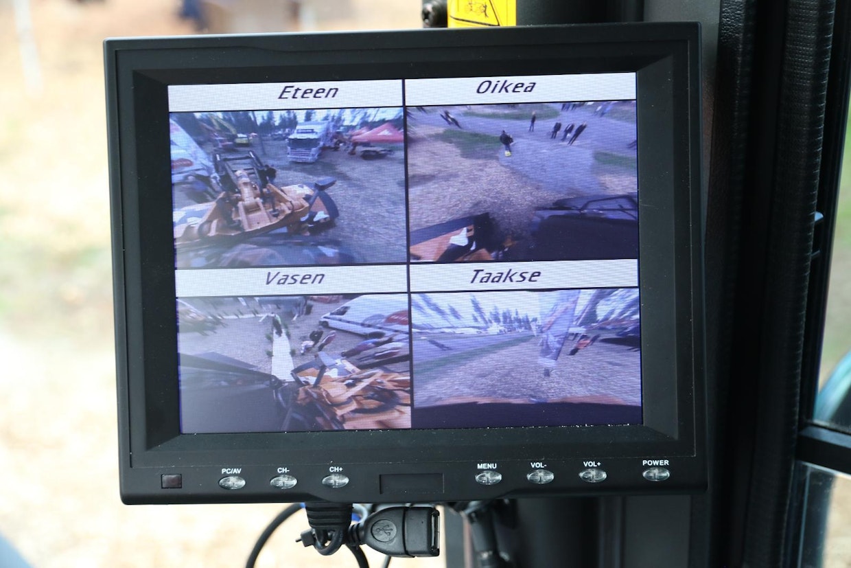 Katveturva markkinoi 360-astetta kamerajärjestelmiä, joilla ajoneuvon ympärille saadaan 360-asteen aukoton näkymä. Järjestelmiä on käytössä esimerkiksi kuorma-autoissa, mutta sama järjestelmä saadaan asennettua myös maarakennuskoneisiin. Metkossa kamerat oli asennettu Hitachi ZW330-pyöräkuormaimeen. Järjestelmä voidaan räätälöidä konekohtaisesti ja työmaan tuomien vaatimusten mukaisesti. www.katveturva.fi. (AT)