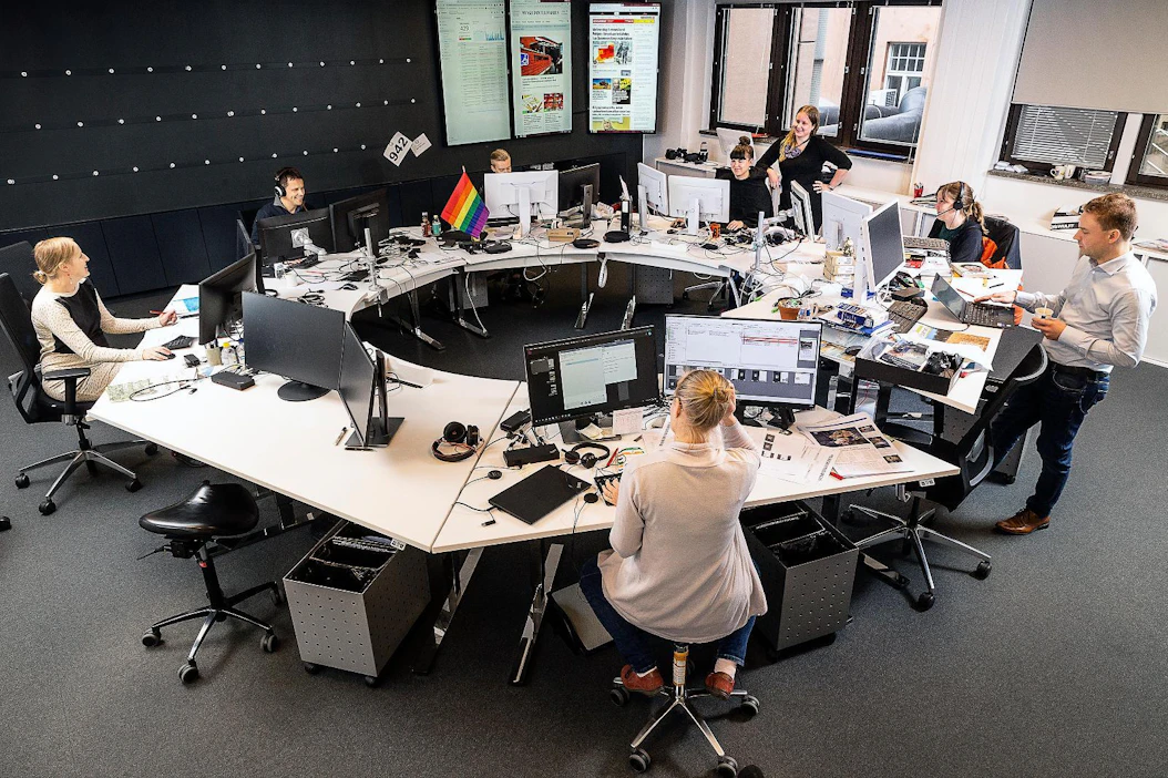 MT:n uutisdeskissä hiotaan jutut kaikkiin julkaisukanaviin. Toimitussihteerit Paula Liesmäki (vas.) ja Heli Virtanen vastaavat seuraavan päivän paperilehdestä. Uutispäällikkö Niklas Holmberg johtaa uutistyötä. Toimittajat Tuulikki Viilo ja Katja Lamminen päivystävät verkossa verkkotuottaja Terhi Pape-Mustosen (seisaallaan) avustuksella. Taaimmaisena media-assistentti Juho Leskinen käsittelee kuvia ja kuvatoimittaja Jarkko Sirkiä editoi videota.