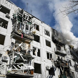 Kerrostalo savusi itäisessä Ukrainassa torstaina. Lehtikuva/AFP