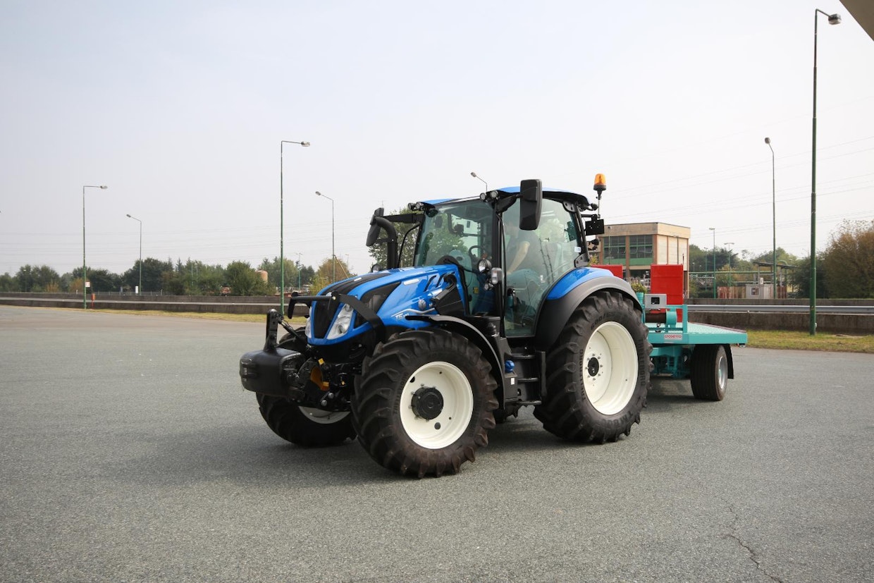 New Holland esitteli viime vuonna T5-malleihin portaattoman voimansiirron, tänä vuonna mallisto laajentuu kaksoiskytkinvaihteistoilla varustetuilla T5 DynamicCommand -malleilla, joista T5.140 osallistuu Best Utility -äänestykseen.