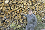”Lapin Osaran aukioiden ensiharvennuksesta saatavien koivurunkojen koko on vaatimaton eteläiseen Suomeen verrattuna”, sanoo Metsähallituksen suunnittelija Markku Korkalo. Kuvan koivut korjattiin Sodankylän valtionmailta Pomokairasta. Kari Lindholm