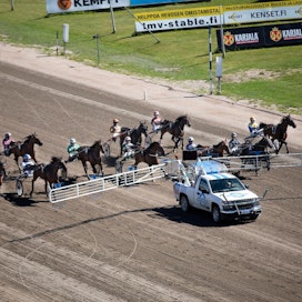 Mikko Kiesiläinen kritisoi ajatusta, jonka mukaan ravipelien tuotot ovat niin sanotusti hevosurheilualan omia, ja näin ollen ne kuuluvat hevosurheilulle.
