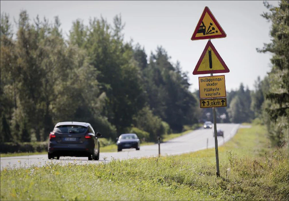 Tässä jyrisivät vasta pari kuukautta sitten asfalttikoneet. Nyt liikennemerkit varoittavat taas vaurioituneesta päällysteestä. Johannes Tervo