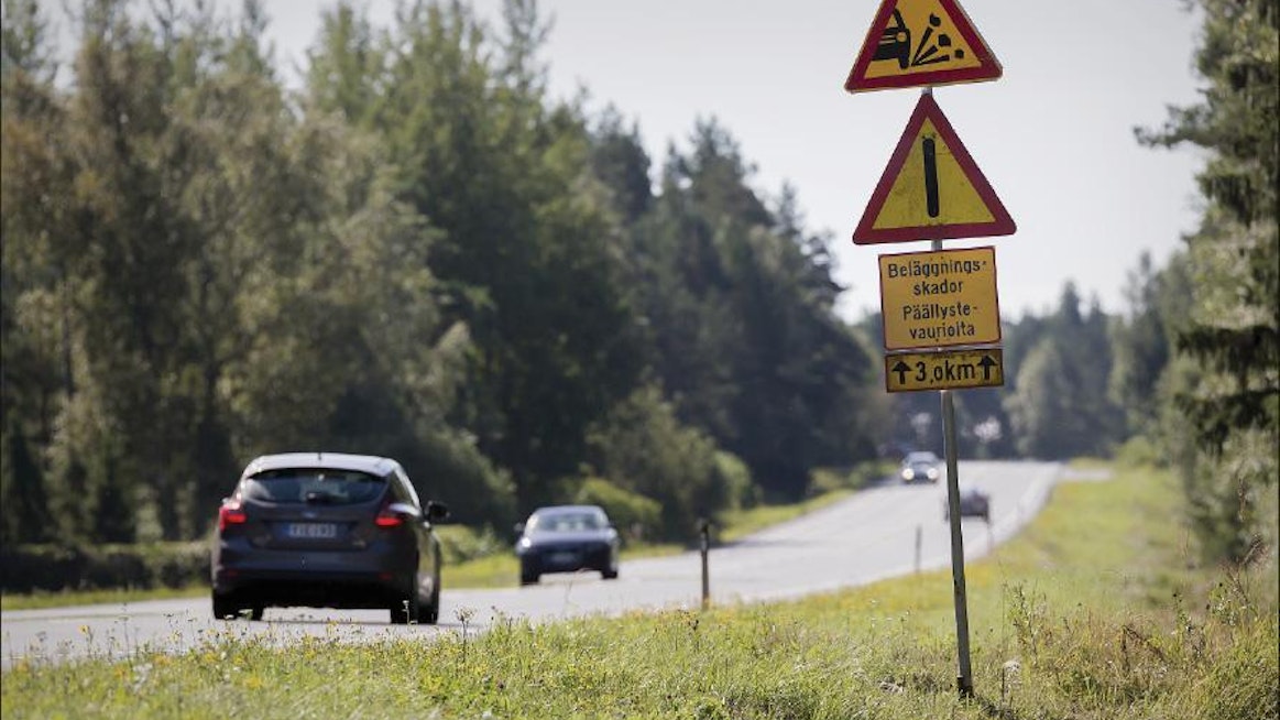 Tässä jyrisivät vasta pari kuukautta sitten asfalttikoneet. Nyt liikennemerkit varoittavat taas vaurioituneesta päällysteestä. Johannes Tervo