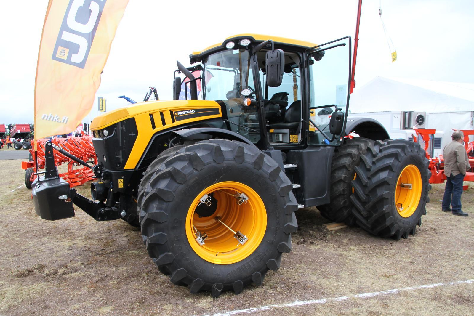 JCB Fastrac 4220 on varustettu etu- ja taka-akselin jousituksella, joka tasoittaa kulkua ja vähentää maan tiivistymistä varsinkin epätasaisella alustalla ajettaessa. Paripyörät ovat silti muokkaustöissä tarpeen, koska renkaiden halkaisijat ovat traktorin rakenteesta johtuen pienemät kuin muissa saman tehoisissa traktoreissa. (UO)