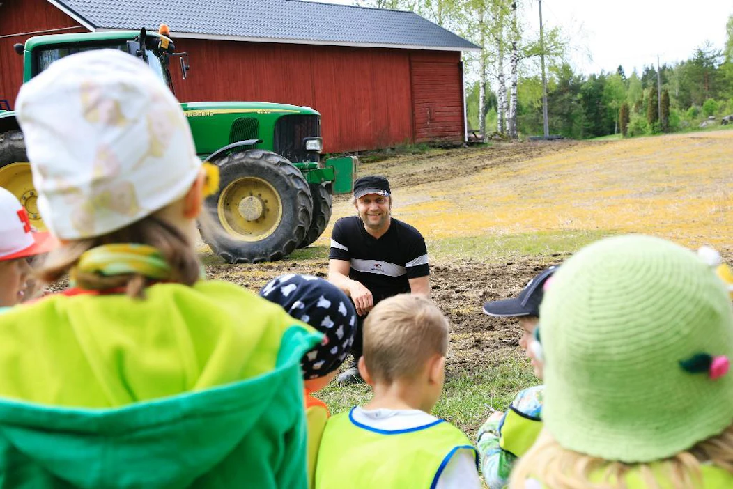 Vehkataipaleen koulun oppilaat kuuntelivat, kun maanviljelijä Tommi Hirvonen kertoi suorakylvöstä. Koululaisten kylvöpäivä ehti vasta viimeiselle kouluviikolle, koska kylvöt ovat alueella märkyyden takia myöhässä.