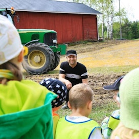 Vehkataipaleen koulun oppilaat kuuntelivat, kun maanviljelijä Tommi Hirvonen kertoi suorakylvöstä. Koululaisten kylvöpäivä ehti vasta viimeiselle kouluviikolle, koska kylvöt ovat alueella märkyyden takia myöhässä.