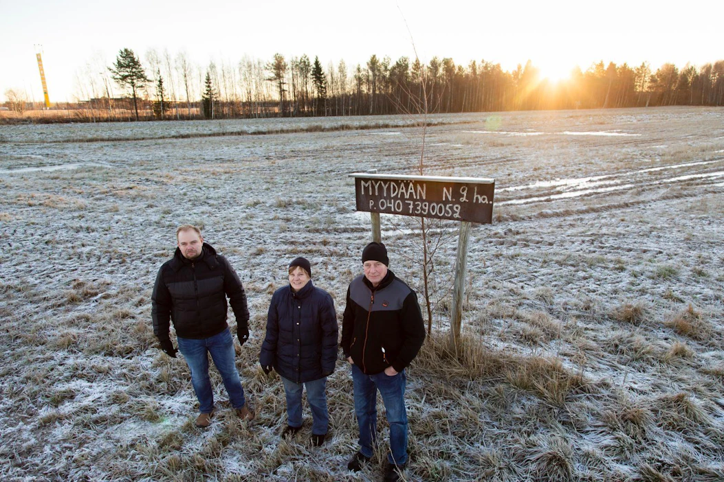 Limingalla maanomistajat Sami, Merja ja Kari Isola kuvattiin vuosi sitten nelostien varrella olevalle tontillaan, jonka kunta aikoi pakkolunastaa, mutta viljelijät voittivat kiistan.