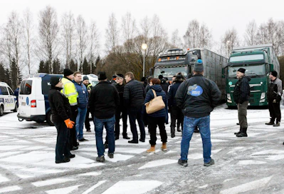 Kymmeniä turkistarhaajia kokoontui eilen mielenilmaukseen Kokkolaan Vitsarin Shellille.
