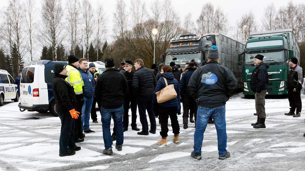 Kymmeniä turkistarhaajia kokoontui eilen mielenilmaukseen Kokkolaan Vitsarin Shellille.
