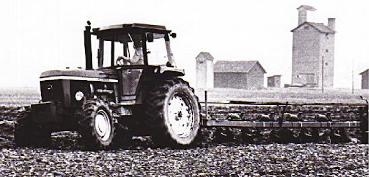 Amerikkalaiset suuret Deeret uudistuivat vuonna 1972, jolloin 20-sarjan seuraajaksi tuli SG-turvaohjaamolla varustettu, uudelleen muotoiltu 30-mallisto. Lopullinen suurtraktorisarja käsitti kolme traktoria, joiden tehot olivat 118–180 hv. Power-shift-vaihteisto kuului edelleen valinnaisvarusteisiin, samoin hydrostaattinen neliveto. Sound Gard -ohjaamo oli tiivis ja hiljainen, mutta yksiovisena ohjaamo ei täyttänyt Suomen turvallisuusmääräyksiä, minkä vuoksi isojen JD-traktoreiden maahantuonti oli hankalaa.