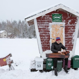 Haapavetinen Heikki Pitkälä on työskennellyt vakuutusmyyjänä ja myynyt aurinkopaneelijärjestelmiä sen jälkeen, kun myi lypsykarjatilansa vuonna 2010. Kanteleen soitto on miehen rakkain harrastus.