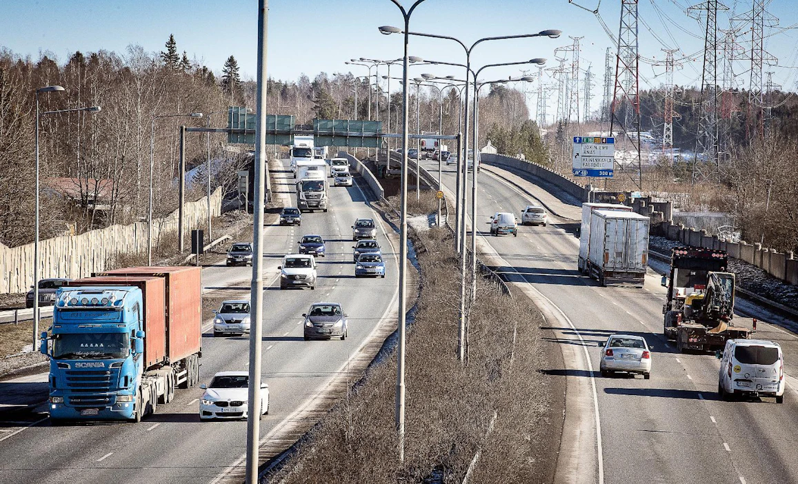Esimerkiksi rekkakuskit joutuvat työssään istumaan pitkiä aikoja putkeen. Niskoja kannattaakin verrytellä esimerkiksi punaisten valojen aikana.
