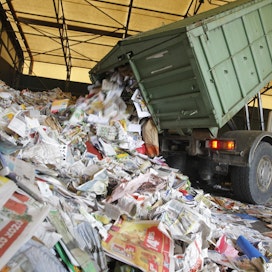 Kunnalliset jätehuoltoyhtiöt saivat eduskunnassa kahden vuoden sopeutumisajan kilpailun kovenemiseen.