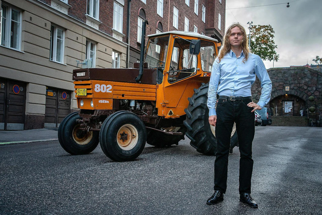 Helsingissä lähes koko ikänsä asunut Olavi Seppänen selvittää Ylen kahdeksanosaisessa sarjassa, mitä maaseutu ja maalaisuus tarkoittavat nykyään.
