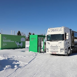 Maitoa isoon tankkiin ja biokaasua pienempään. Kuljetusliike H. Vähäahon uusi biokaasulla kulkeva maitoauto kävi maanantaina Vuorenmaan maitotilalla Haapavedellä.