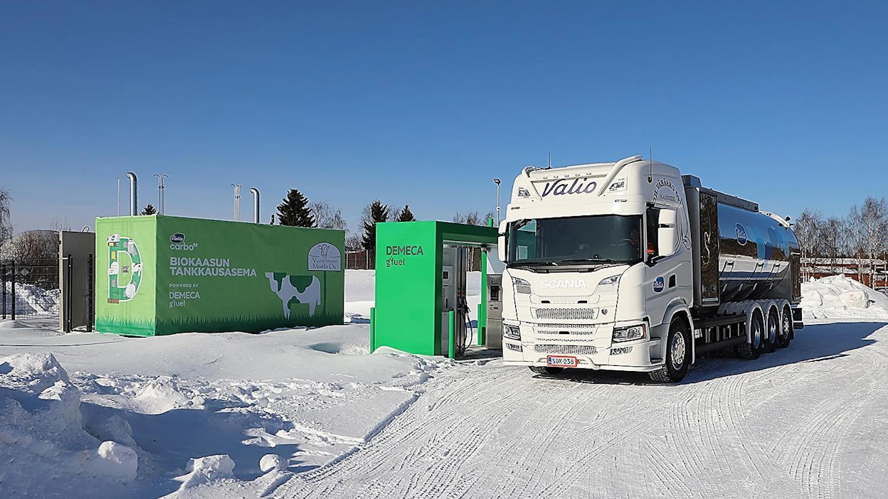 Maitoa isoon tankkiin ja biokaasua pienempään. Kuljetusliike H. Vähäahon uusi biokaasulla kulkeva maitoauto kävi maanantaina Vuorenmaan maitotilalla Haapavedellä.